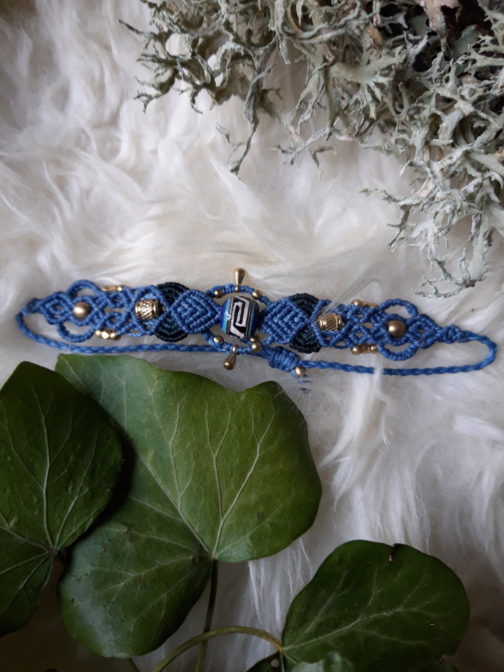 Bracelet fin macramé perle terre cuite peinte bleu